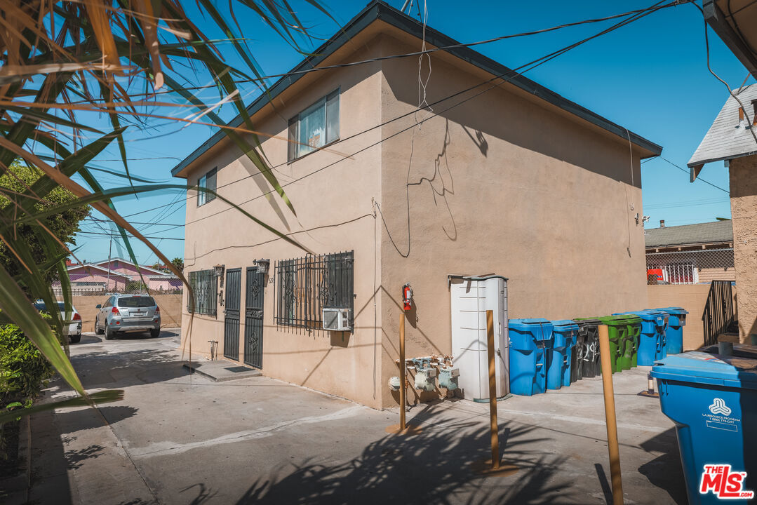 529 W 74th St, Los Angeles, CA 90044 - Photo 4