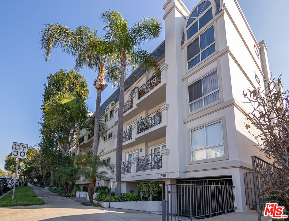 11690 Montana Ave #208, Los Angeles, CA 90049